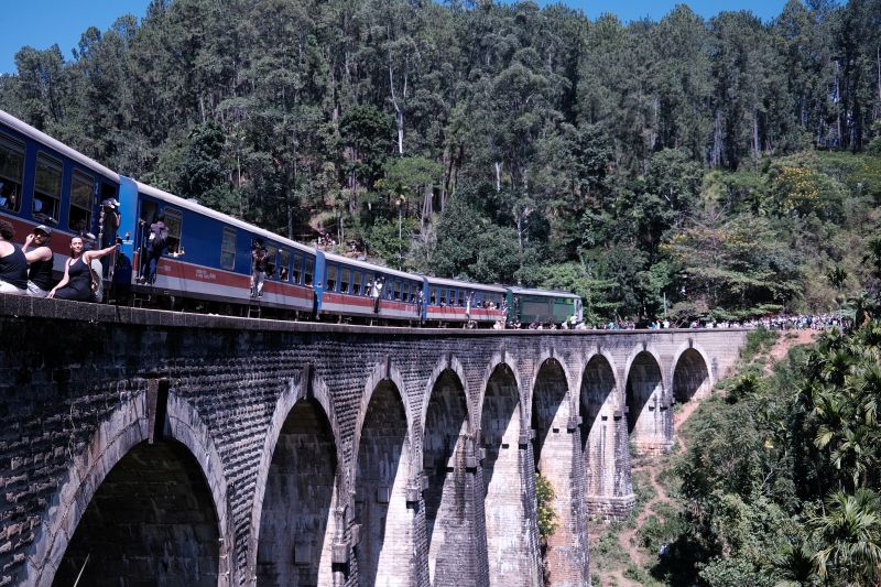 Tuyến tàu đưa du khách qua Nine Arch Bridge. Ảnh: NVCC