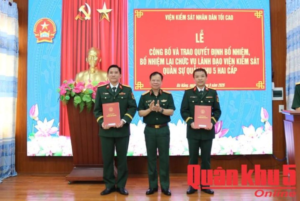 El teniente general Ta Quang Khai - Vicefiscal Jefe de la Fiscalía Popular Suprema, Fiscal Jefe de la Fiscalía Militar Central - entregó decisiones de nombramiento y re-nombramiento de funcionarios y cargos de liderazgo de la Fiscalía Militar de la Región Militar 5 de dos niveles con 2 oficiales militares. Foto: Región Militar 5