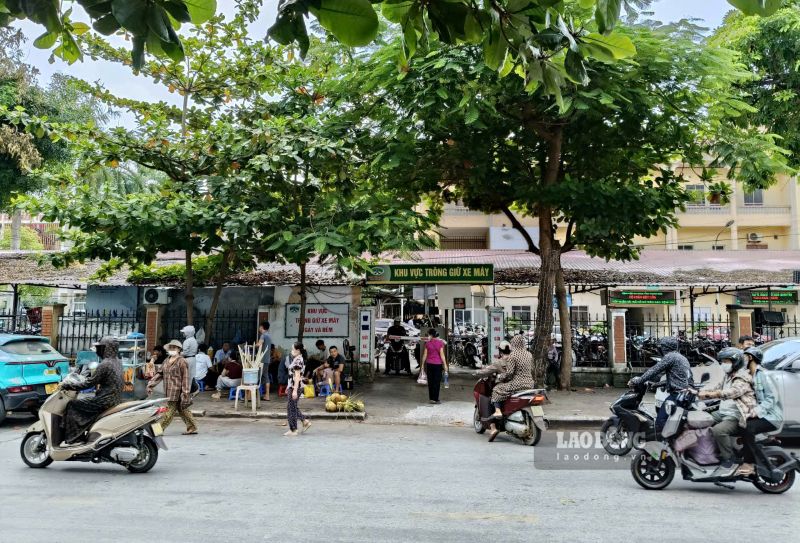Lấn chiếm vỉa hè, bán hàng ngay cạnh khu vực lối vào nhà để xe của Bệnh viện Đa khoa tỉnh Thanh Hóa. Ảnh: Quách Du (chụp ngày 9.9.2026)