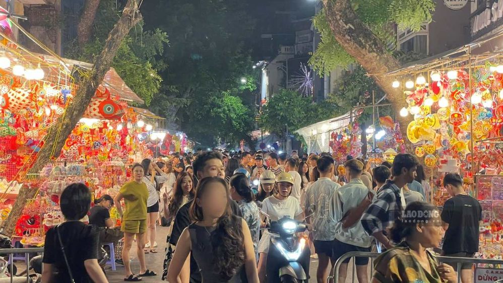 Dòng người đổ về phố Hàng Mã chụp ảnh, mua sắm cuối tuần đầu tháng 8 âm lịch. Ảnh: I La