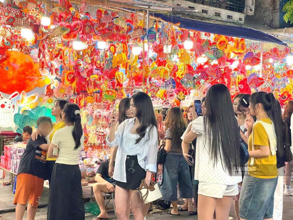 Khách đến Hàng Mã chủ yếu là các bạn trẻ tới mua sắm, chụp ảnh. Ảnh: I La