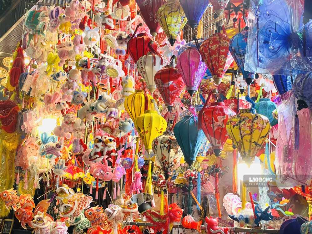Những món đồ trang trí, đèn lồng có giá từ vài chục nghìn đến hàng triệu đồng tùy vào chất lượng, kích thước. Ảnh: I La