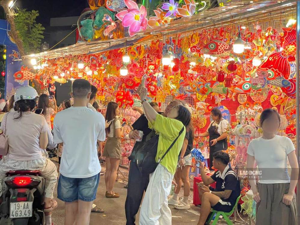 Tourists check-in and shop on Hang Ma street before the Mid-Autumn Festival. Photo: I La