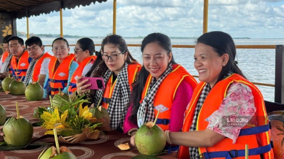 Bà Nguyễn Thị Ngọc Dung, Phó Giám đốc Sở VHTTDL, khảo sát du lịch miệt vườn. Ảnh chụp 7.2026, trên sông Hàm Luông. Ảnh: Hoàng Lộc