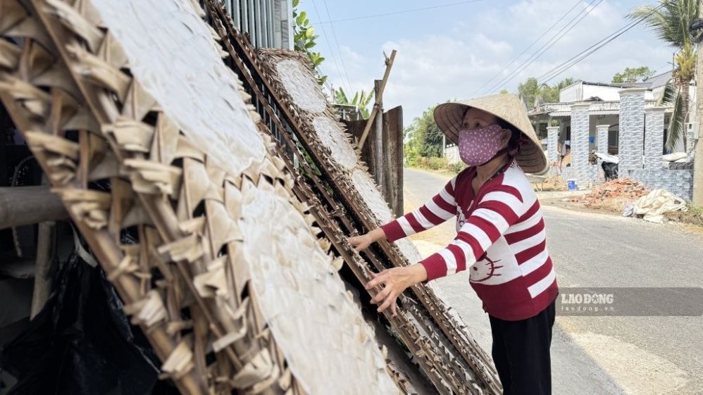 La gente hace bánh tráng, creando productos tradicionales vinculados a la vida y la cultura local. Foto tomada 2 de 2026, en la comuna de Trà Ôn. Foto: Hoàng Lộc