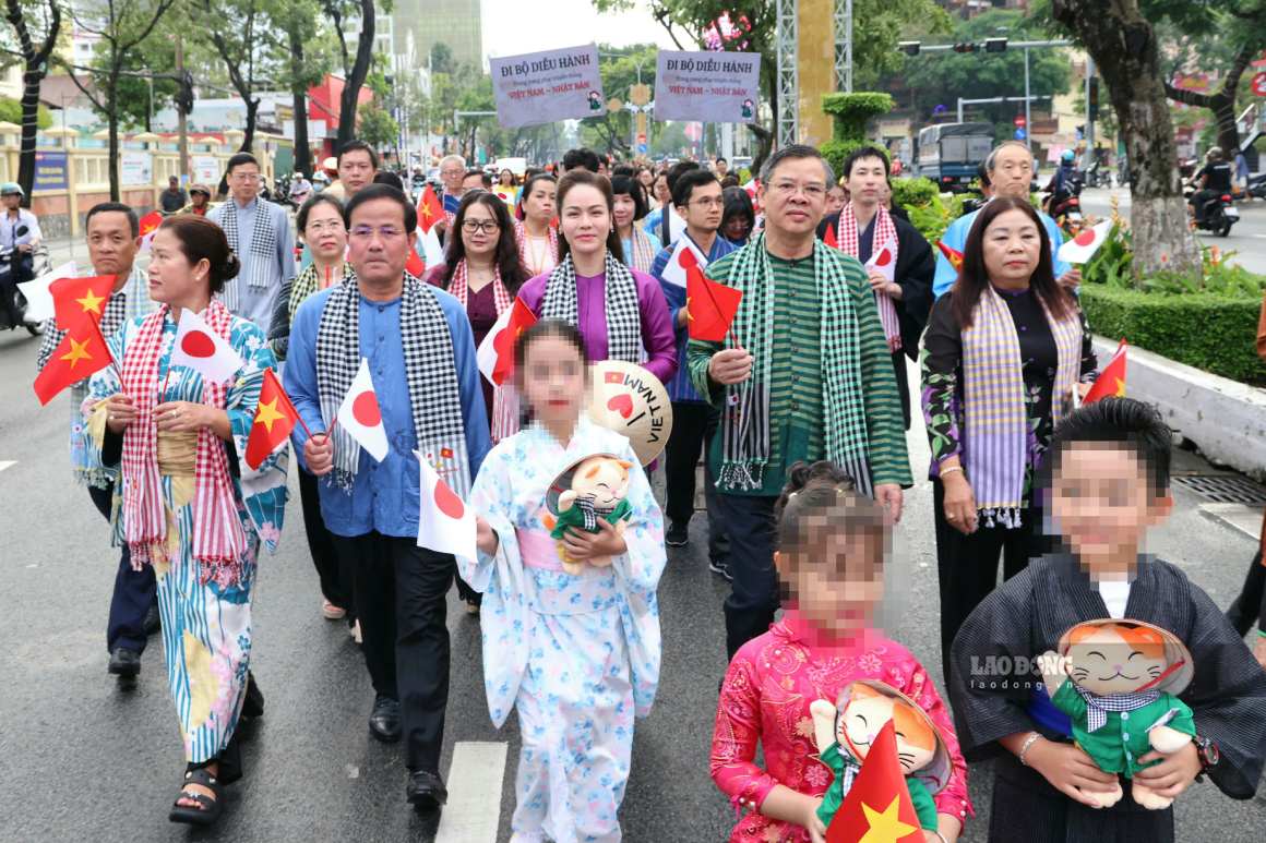 Delegates walk and parade in the series of events of the Vietnam - Japan Cultural and Trade Exchange Program 2026. Photo: Ta Quang (photo taken on September 12th)