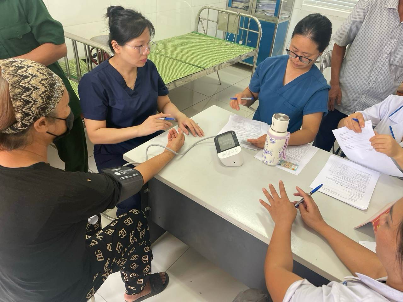 Population workers at the health station belong to the group of medical professionals, who are entitled to new allowances according to regulations. In the photo is population official Le Thi Phuong (blue shirt on the right) - Bo Ha Health Station (Bac Ninh) participating in health check-ups for the elderly. Photo: Character provided