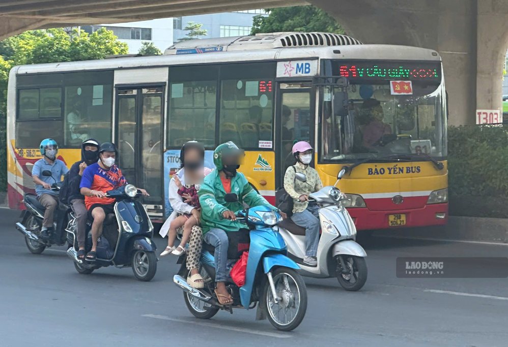 Các tài xế Grab vẫn chạy xe bình thường để mưu sinh. Ảnh chụp sáng 12.9. Ảnh: Tô Thế