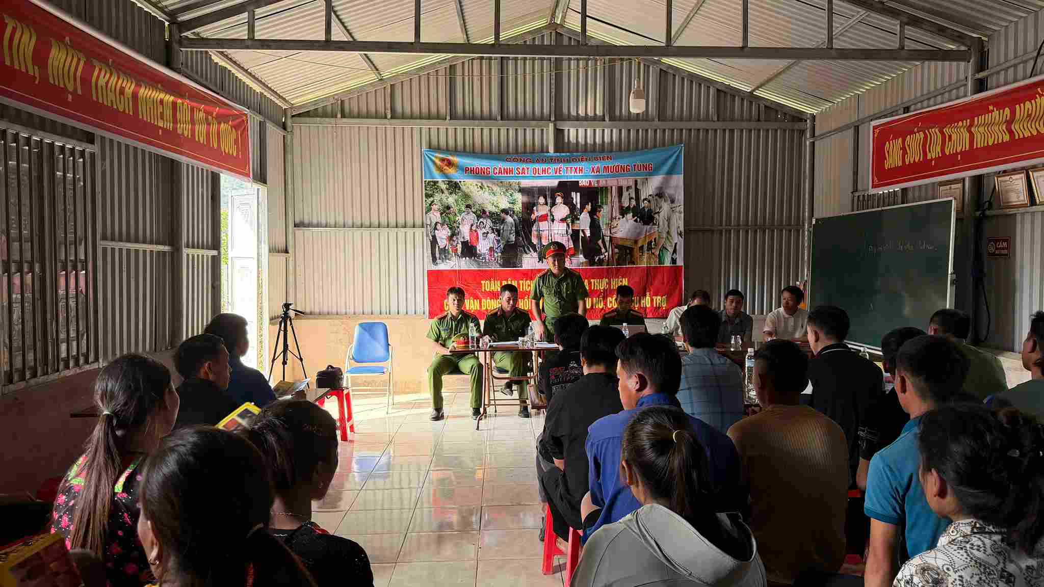 Lực lượng công an vận động người dân tại bản Ca Dính Nhè. Ảnh: Công an Điện Biên