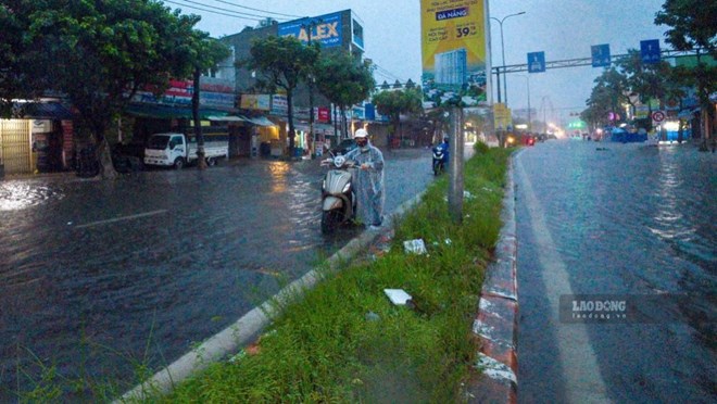 Tropical depression has not yet entered the mainland, floods have risen in the Central region. Photo: Lien Chieu taken in Da Nang in 2025
