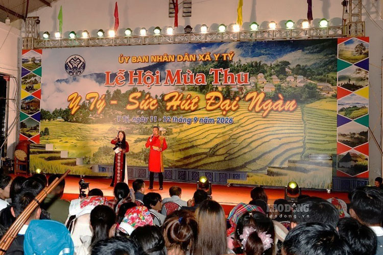 Người dân và du khách hòa mình trong không khí rộn ràng của lễ hội mùa thu Y Tý. Ảnh: Đinh Đại chụp ngày 11.9