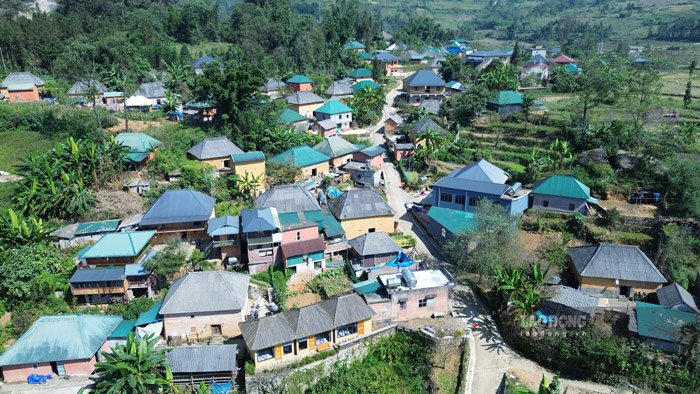 Một góc bản làng Hà Nhì với những ngôi nhà trình tường đặc trưng ở Y Tý. Ảnh: Đinh Đại chụp ngày 11.9