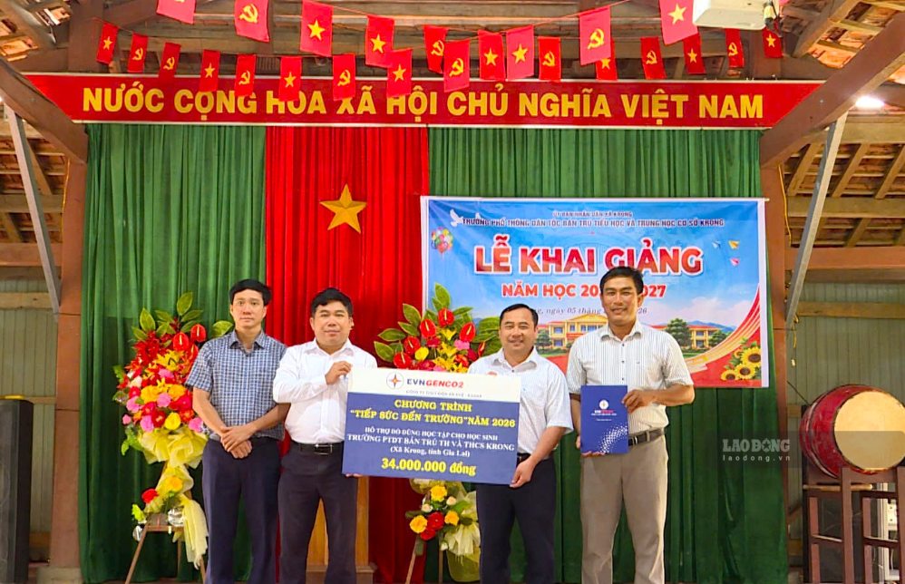 Representantes de la central hidroeléctrica An Khe - Ka Nak entregan apoyo para apoyar la escolarización a los estudiantes en la comuna de Krong, Gia Lai. Foto: Kieu Trang