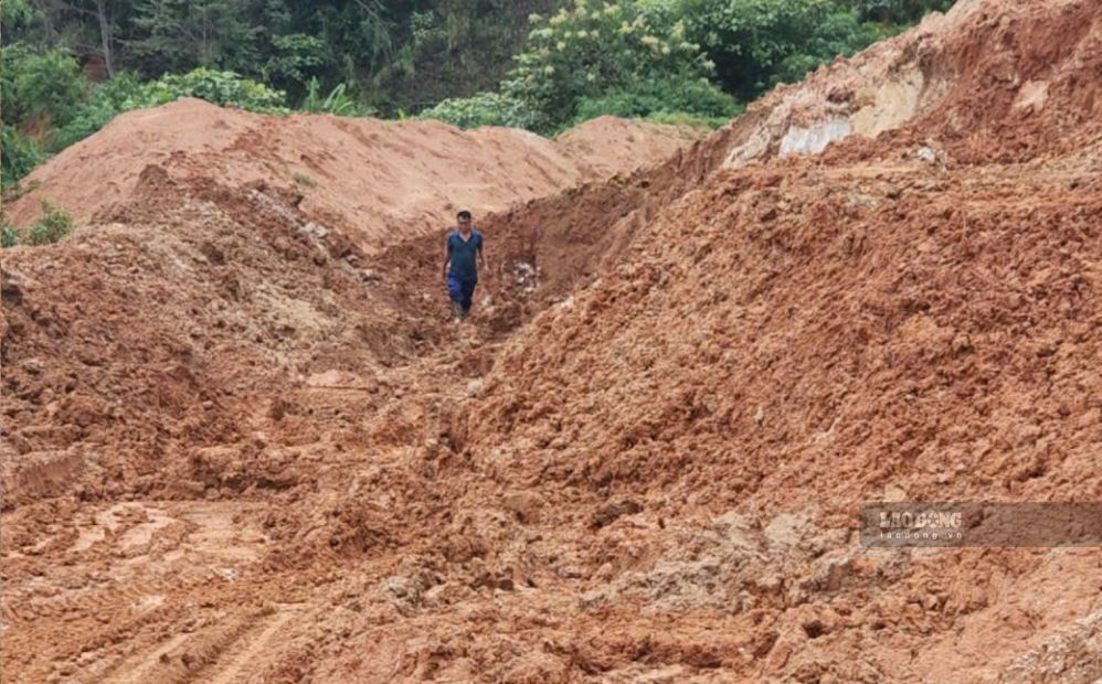 Nhiều tuyến đường miền núi bị sạt lở nghiêm trọng. Ảnh: Quang Phạm
