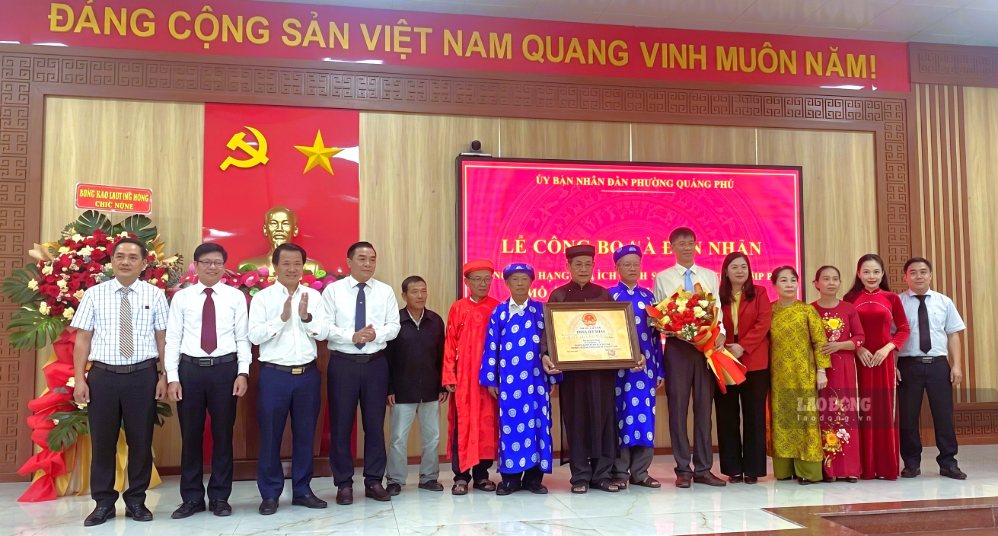 El distrito de Quang Phu, Da Nang recibe el certificado de clasificación de reliquia provincial de la tumba del asesino Nguyen Van Xan. Foto: Hoang Bin tomada el 12 de septiembre
