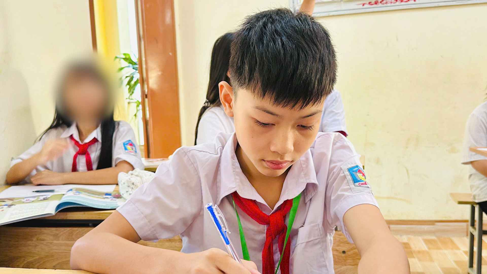 Hoàn cảnh gia đình còn nhiều thiếu thốn, nhưng em Kỳ vẫn luôn cố gắng học tập. Ảnh: Nhà trường cung cấp