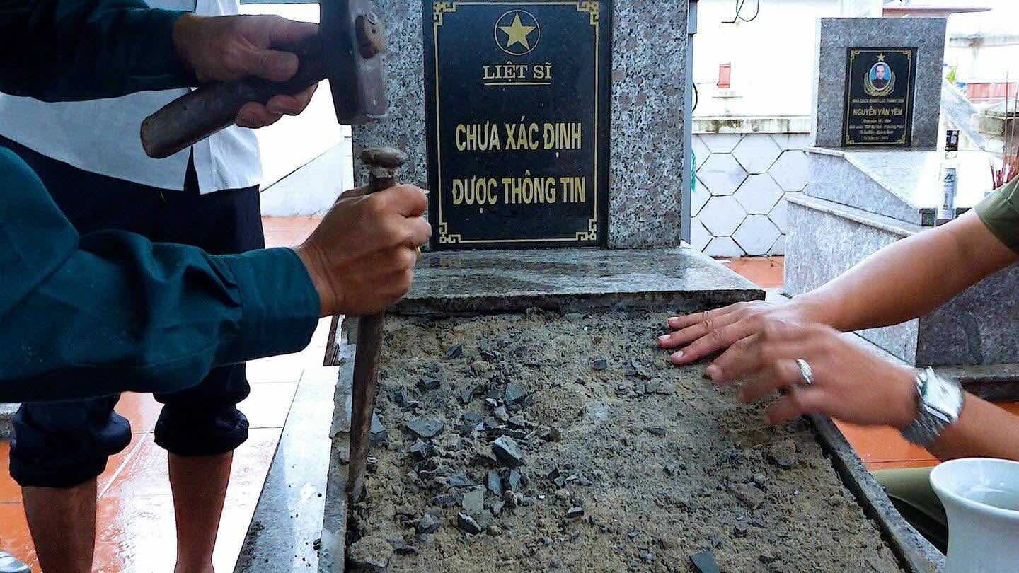 Excavation and taking DNA samples at unidentified martyrs' graves in Quang Tri on September 12. Photo: Bac Gianh Ward People's Committee