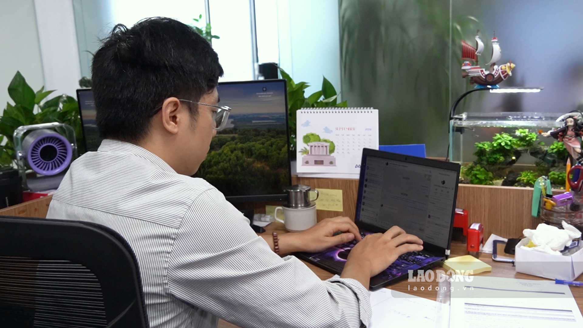 Sitting for a long time, exercising less, office workers face the risk of early spinal degeneration. Photo: An Phuong