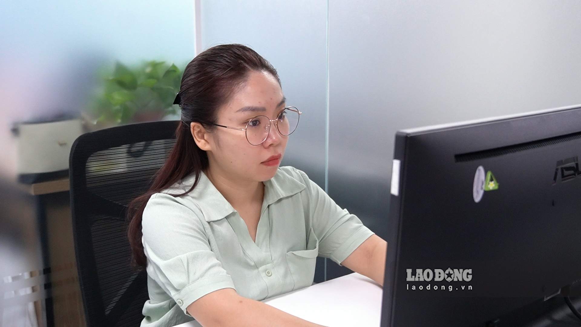 Ngồi lâu trước máy tính khiến chị Thùy Linh thường xuyên gặp tình trạng đau lưng, mỏi cổ vai gáy. Ảnh: An Phương