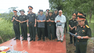 Two veterans on both sides of the battle line contribute to finding martyrs in Con Tien. Photo: Hung Tho