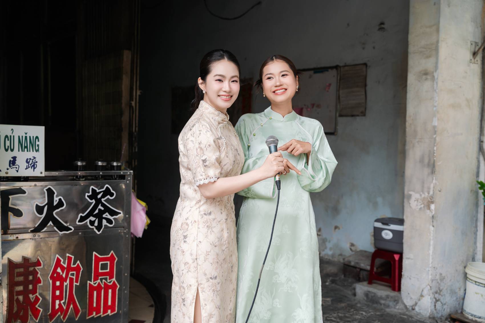 Lương Bích Hữu trổ tài hát Hồ Quảng trong không gian chợ Phùng Hưng, mang đến không khí sôi động cho hành trình. Ảnh: Ê-kíp WOW cung cấp.