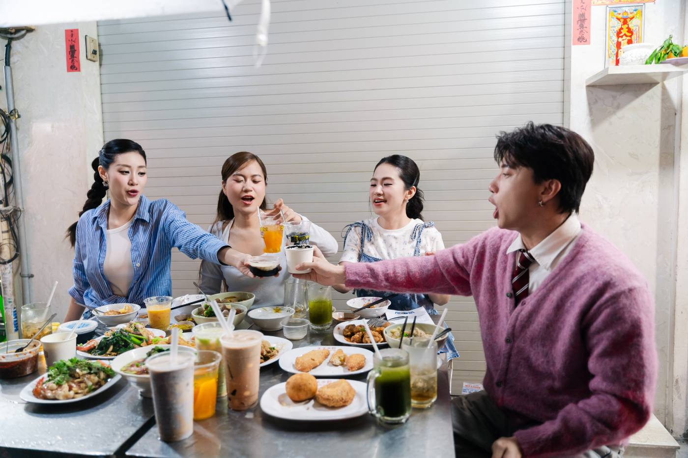 Dàn sao Việt tham gia thử thách “Bàn ăn Chợ Lớn”, chạy khắp phố Hà Tôn Quyền để tìm mua các món ăn. Ảnh: Ê-kíp WOW cung cấp.