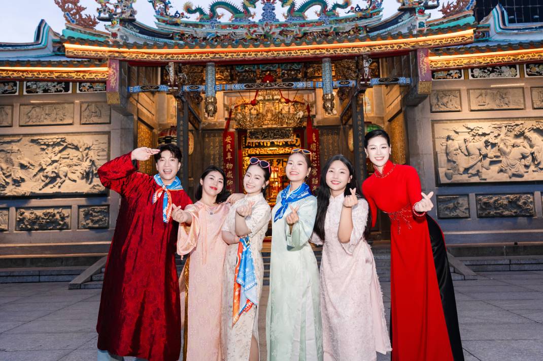 Khanh Van, along with Lam Vy Da, Luong Bich Huu and S.T Son Thach, explore cuisine and culture in Cho Lon area. Photo: Provided by WOW crew.