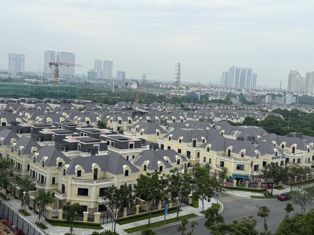 According to the Ministry of Construction, the price of townhouses and villas in projects in some cities is very high. Pictured is a corner of a urban area in Hanoi, taken in September 2026. Photo: Anh Huy