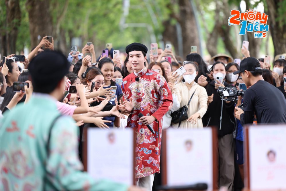 Hiếu Thứ Hai nhận được sự cổ vũ của khán giả tại Bách hoa bộ hành ở Huế.