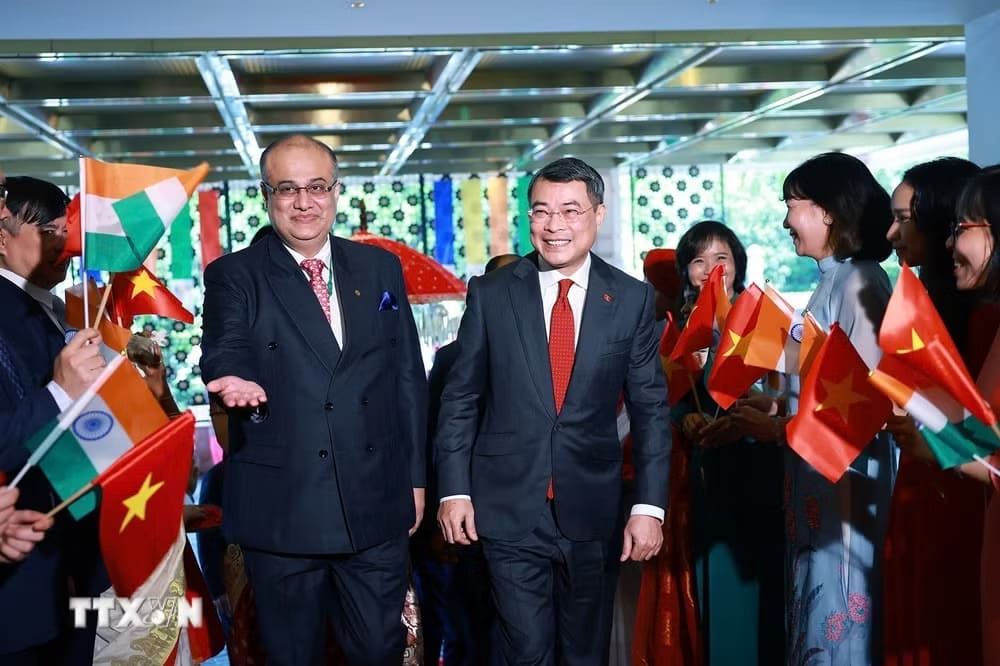 在インドベトナム大使館の職員は、政治局委員であり、レ・ミン首相がBRICS首脳会議に参加し、インドで二国間ワーキングを行ったことを歓迎しました。写真:ズオン・ザン/TTXVN