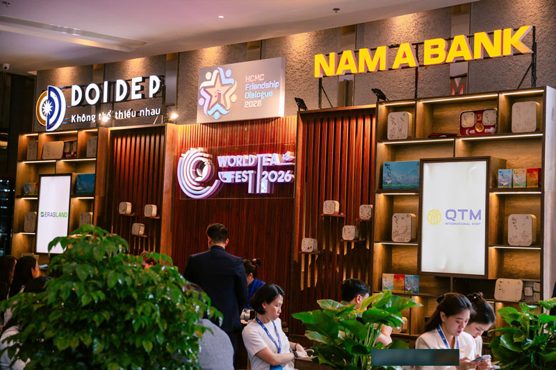 Quan khách, đại biểu trải nghiệm không gian Trà - Tea Connect của Nam A Bank. Ảnh: Nam A Bank