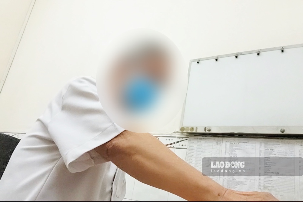 Al solicitar un registro médico en la Clínica General Ngoc Thach (ciudad de Can Tho), solo un médico midió la presión arterial y preguntó sobre la situación. Foto tomada el 26 de agosto de 2026 - Grupo de reporteros.