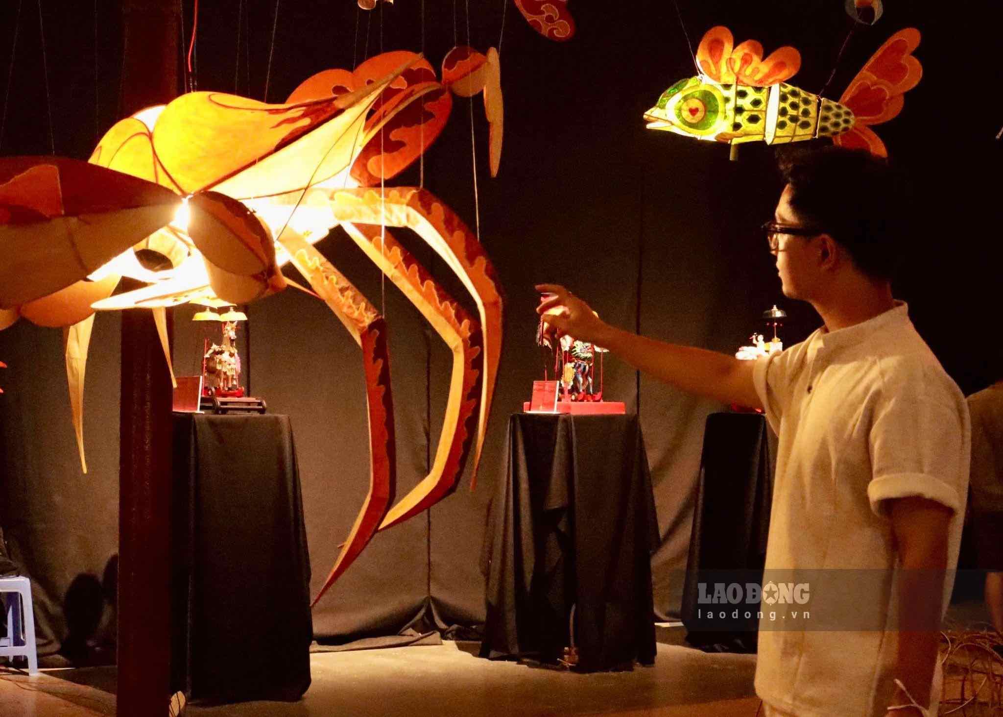 La exposición de arte "Lưu trăng" se está convirtiendo en un destino atractivo para muchos turistas. Foto: Trân Châu