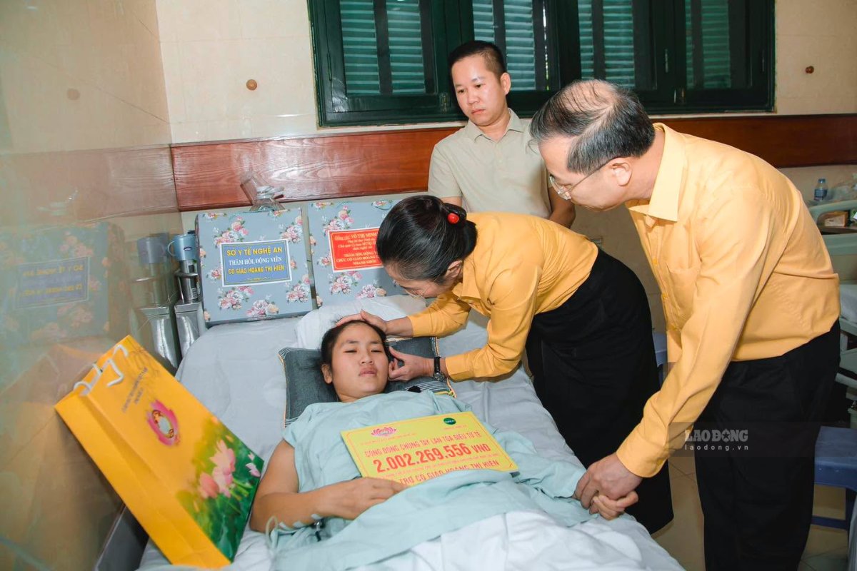 Số tiền 2.002.269.556 đồng được trao hỗ trợ cô giáo Hoàng Thị Hiền tiếp tục điều trị sau tai nạn. Ảnh: Duy Chương