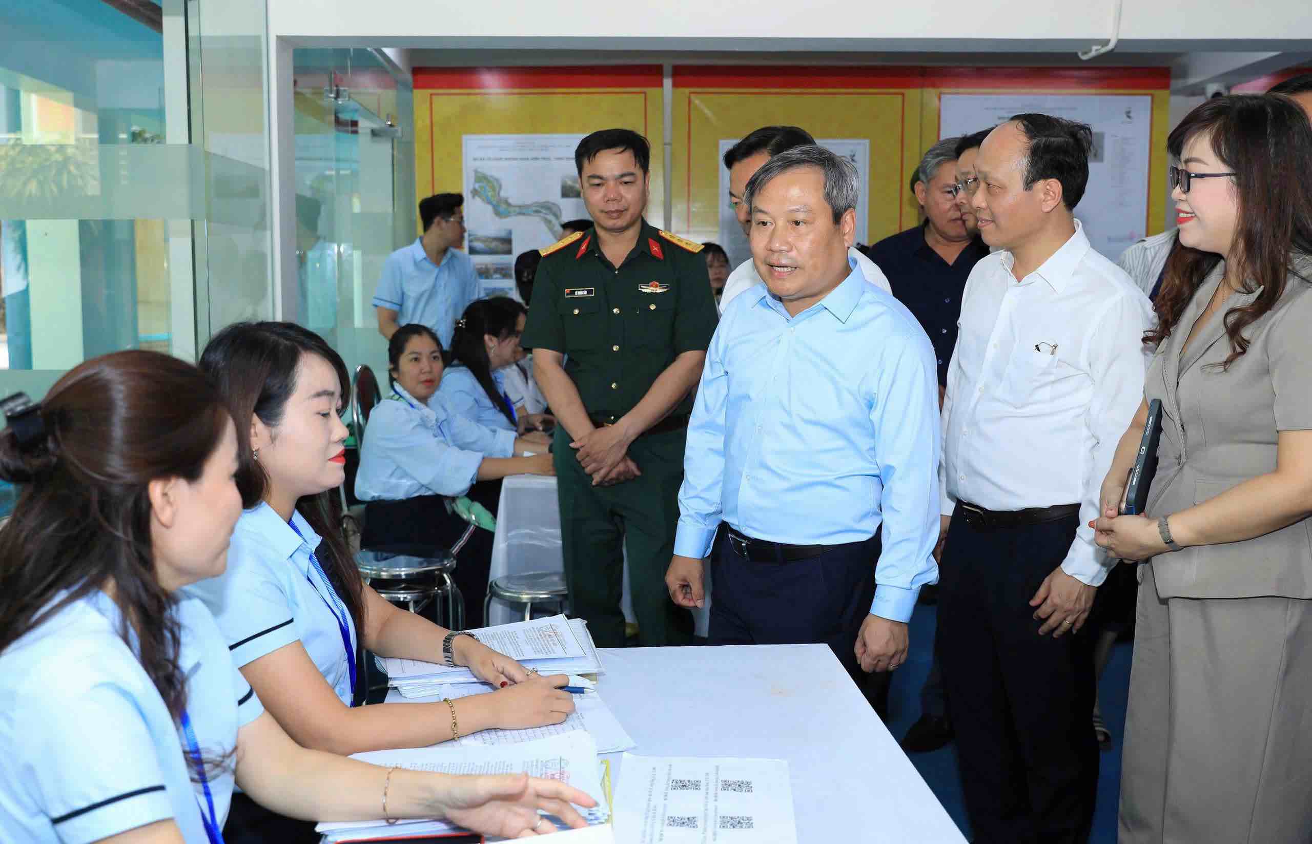 Chủ tịch UBND TP Hà Nội Vũ Đại Thắng kiểm tra công tác tổ chức lấy ý kiến cộng đồng dân cư tại trụ sở Ban chỉ huy quân sự phường Hồng Hà. Ảnh: UBND TP Hà Nội