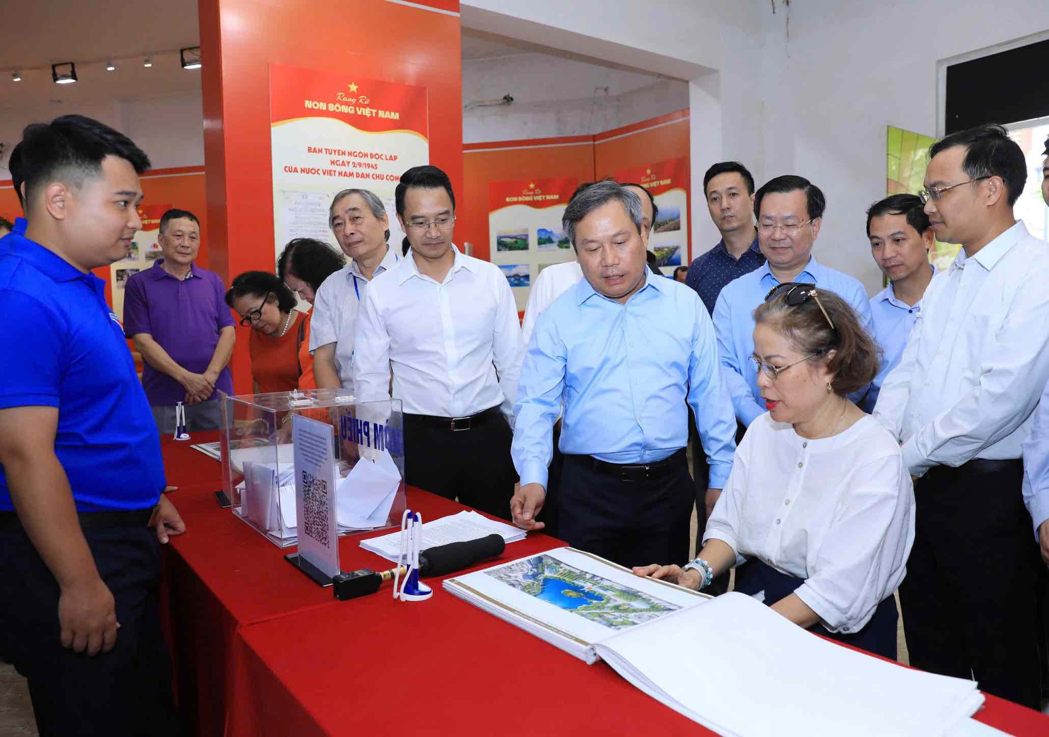 Chủ tịch UBND TP Hà Nội Vũ Đại Thắng kiểm tra công tác tổ chức lấy ý kiến cộng đồng dân cư tại Trung tâm Thông tin triển lãm Hà Nội. Ảnh: UBND TP Hà Nội