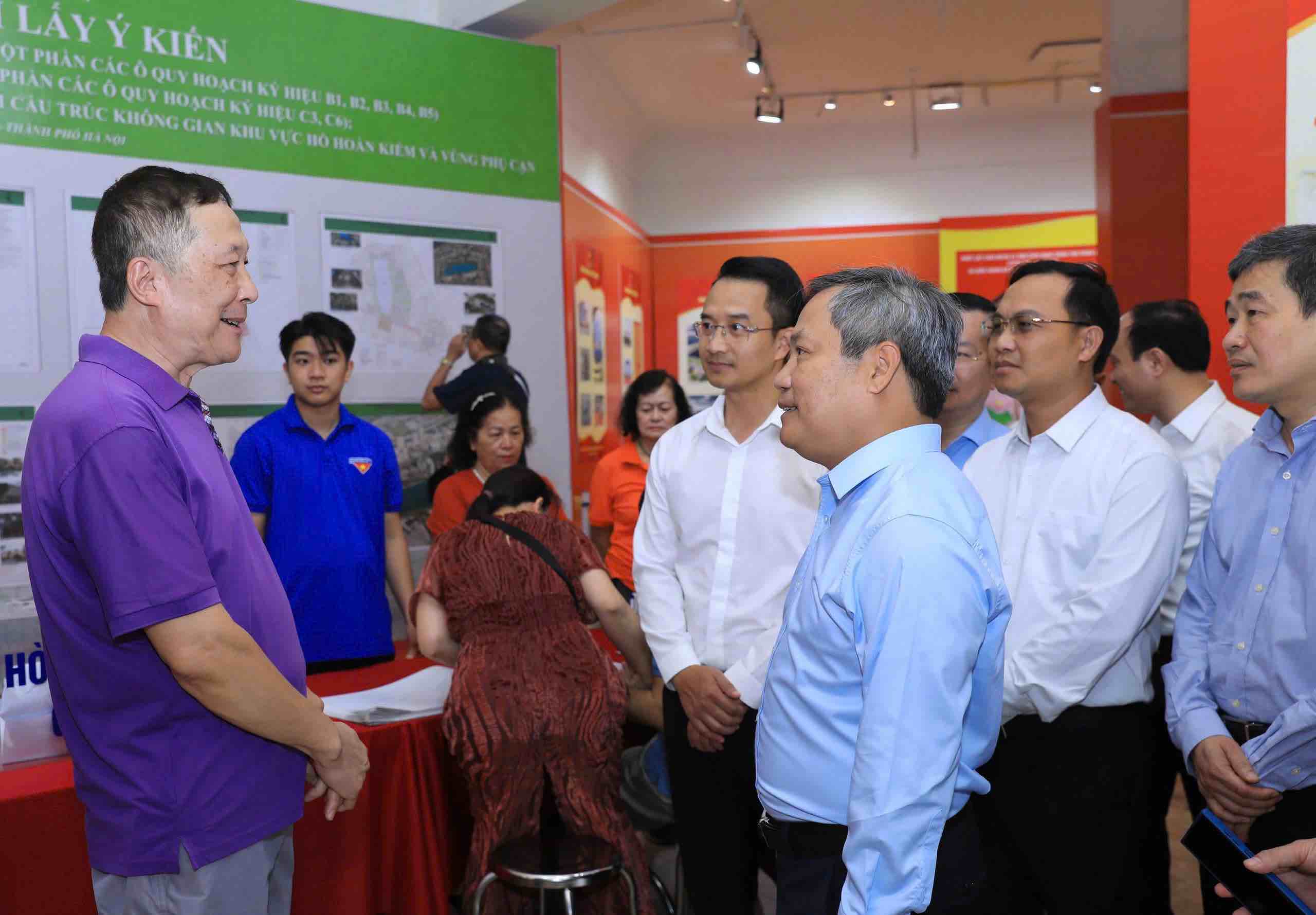 Chairman of Hanoi People's Committee Vu Dai Thang inspects the organization of collecting community opinions at the Hanoi Exhibition Information Center. Photo: Hanoi People's Committee