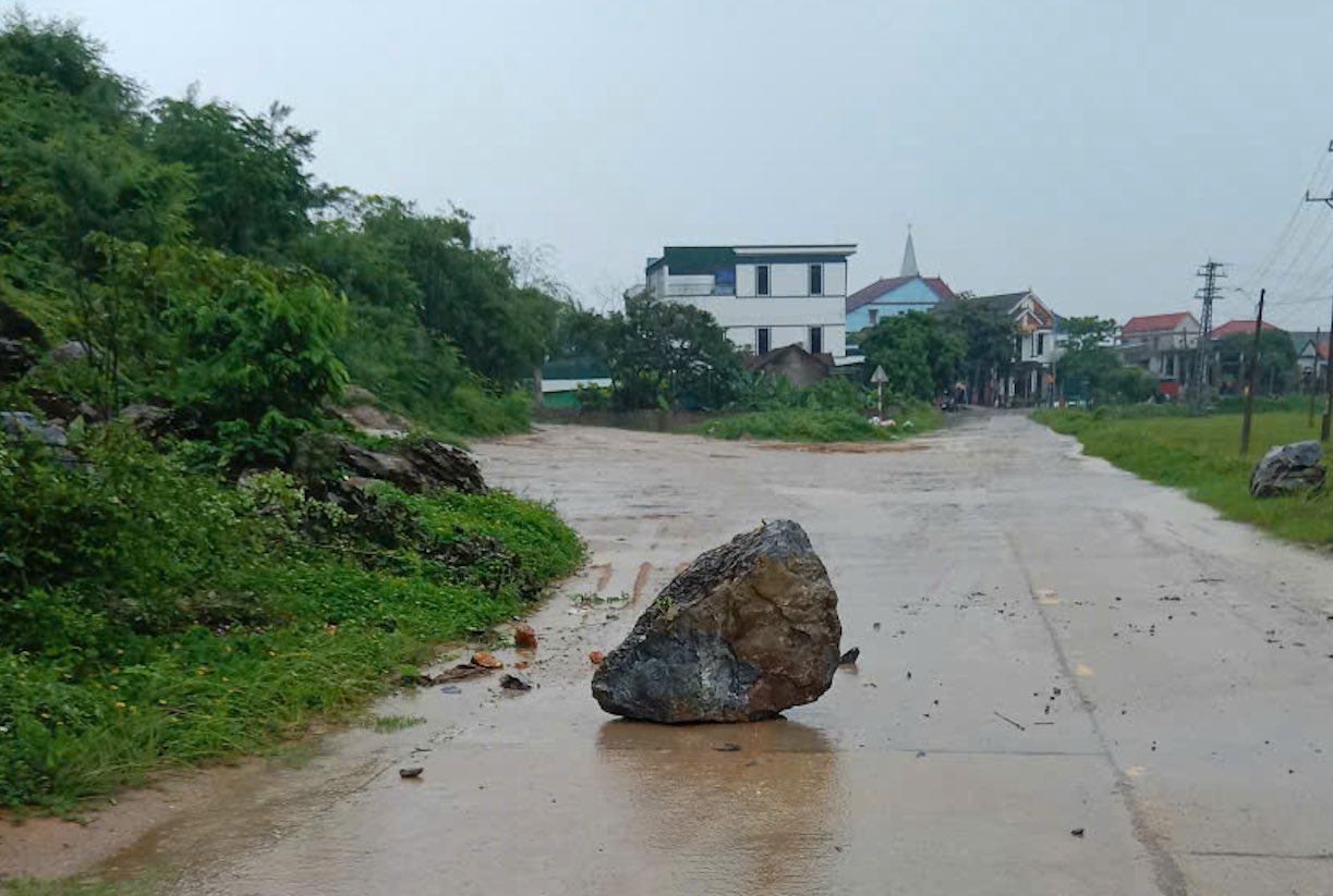 One of the two large rocks landslides onto the road, causing traffic obstruction. Photo: Mai Tien taken on September 12