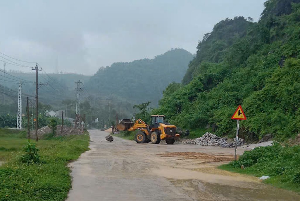 Địa phương đã tiến hành thu dọn đá sạt lở để bảo đảm giao thông. Ảnh: Mai Tiên chụp sáng 12.9