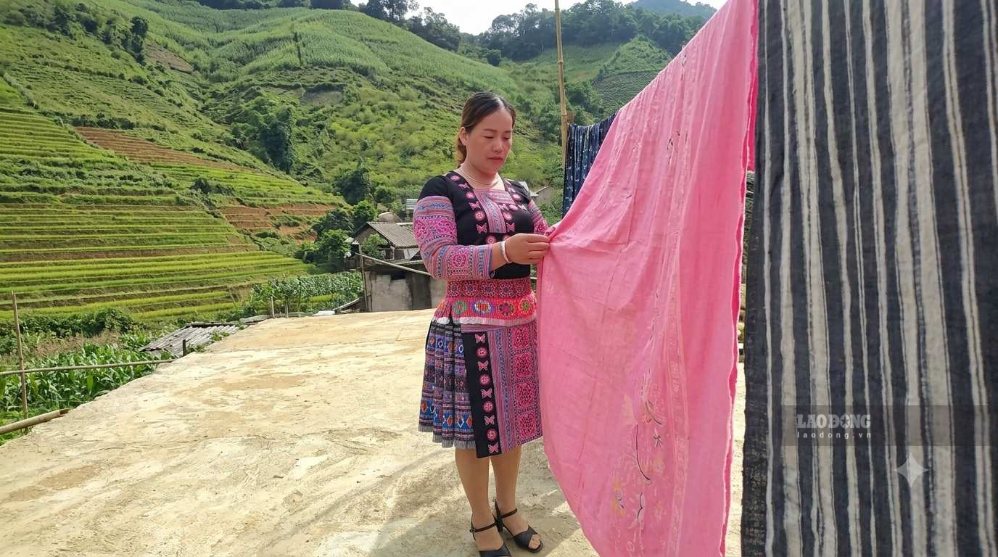 Chị Hàng Y Tếnh, Chủ tịch Hội LHPN xã Pà Cò, Phú Thọ với những tấm vãi đã được vẽ sáp ong. Ảnh chụp thàng 9/2026: Bích Việt