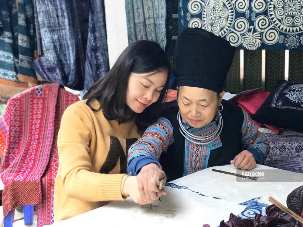 When visiting Pa Co commune, Phu Tho, visitors will experience beeswax painting. Photo: Viet Anh