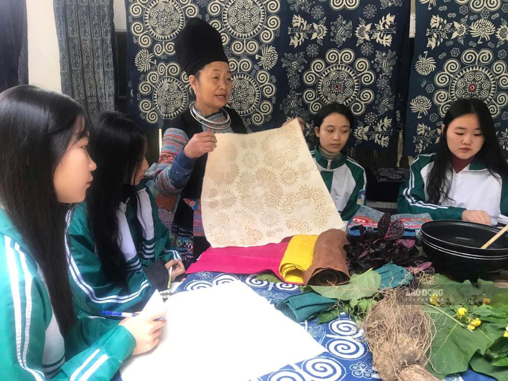 Các em học sinh các nhà trường thường xuyên đến học hỏi vẽ sáp ong tại xã Pà Cò, Phú Thọ. Ảnh: Việt Anh