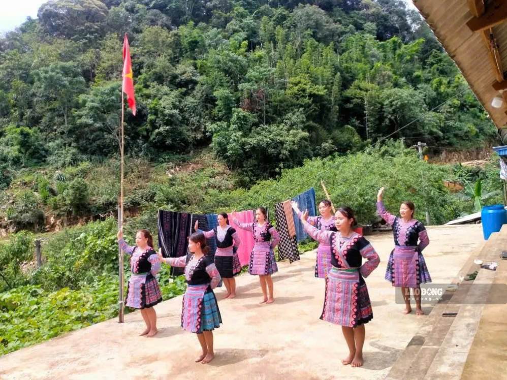 Các cô gái Mông ở xã Pà Cò, Phú Thọ đang tập hát múa trên bản. Ảnh chụp tháng 9/2026 : Việt Anh
