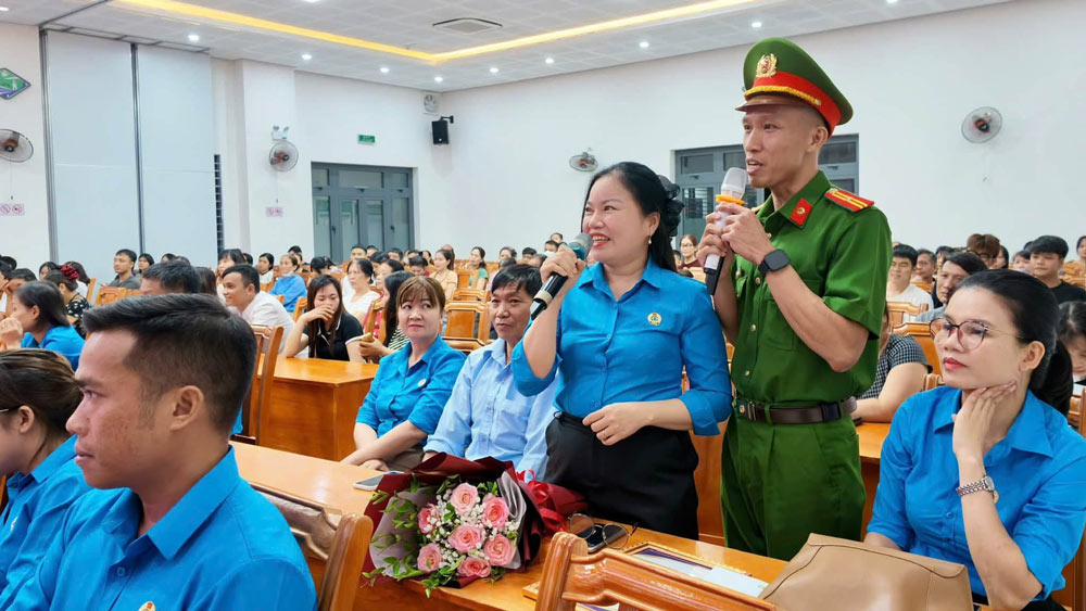 Công đoàn phường Sơn Trà, Đà Nẵng tuyên truyền chính sách pháp luật cho đoàn viên, người lao động. Ảnh: Công đoàn Sơn Trà.