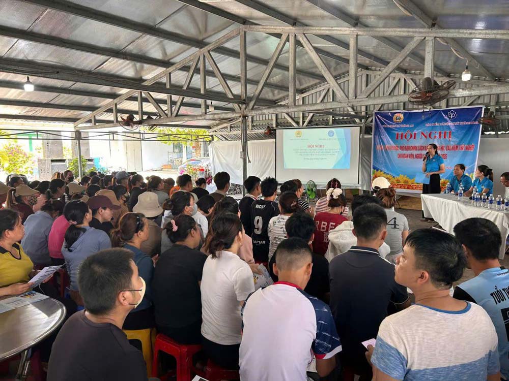 Công đoàn xã Thăng An, Đà Nẵng tuyên truyền chính sách pháp luật cho người lao động tại doanh nghiệp. Ảnh: Công đoàn Thăng An