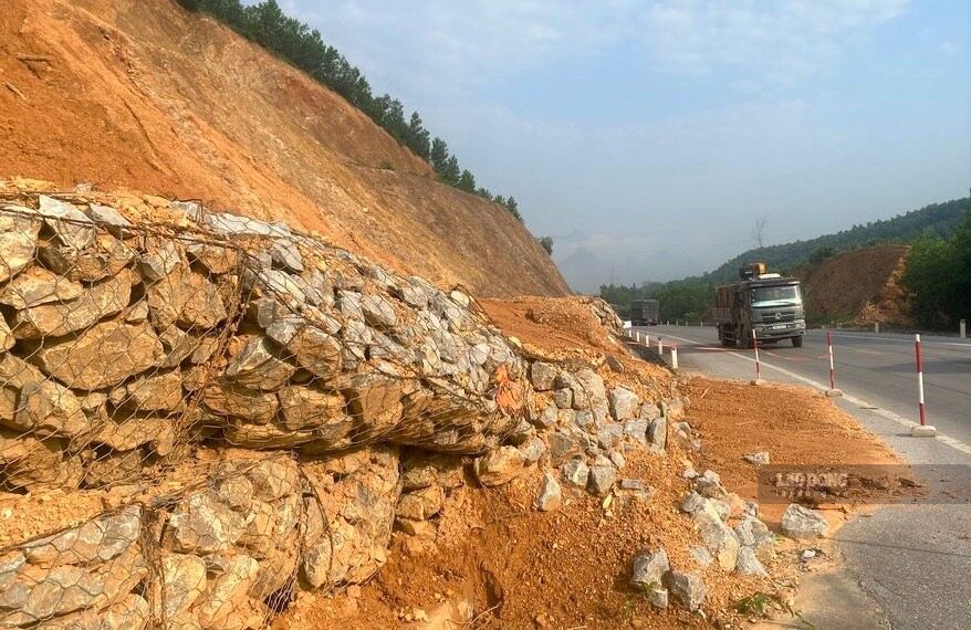 La terre et les roches du talus amont se sont effondrées sur la route nationale 7C traversant la commune de Tân Kỳ, ce qui crée un risque potentiel d'insécurité routière. Photo: Duy Chương prise le 12 septembre