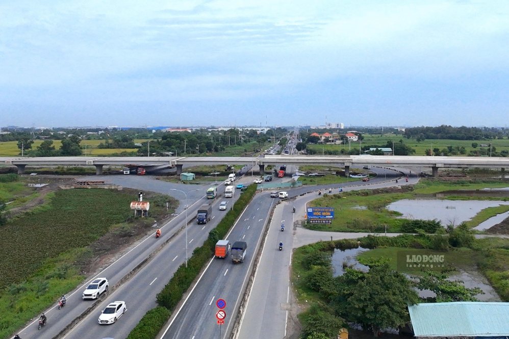 Cầu vượt qua Quốc lộ 22 tại Hóc Môn đã lắp dầm, đang làm đường dẫn. Đây là một trong những nút giao chính của đường Vành đai 3 TPHCM, giúp kết nối quốc lộ 22 đi Tây Ninh, cửa khẩu Mộc Bài... Ảnh: Đ.Xá.