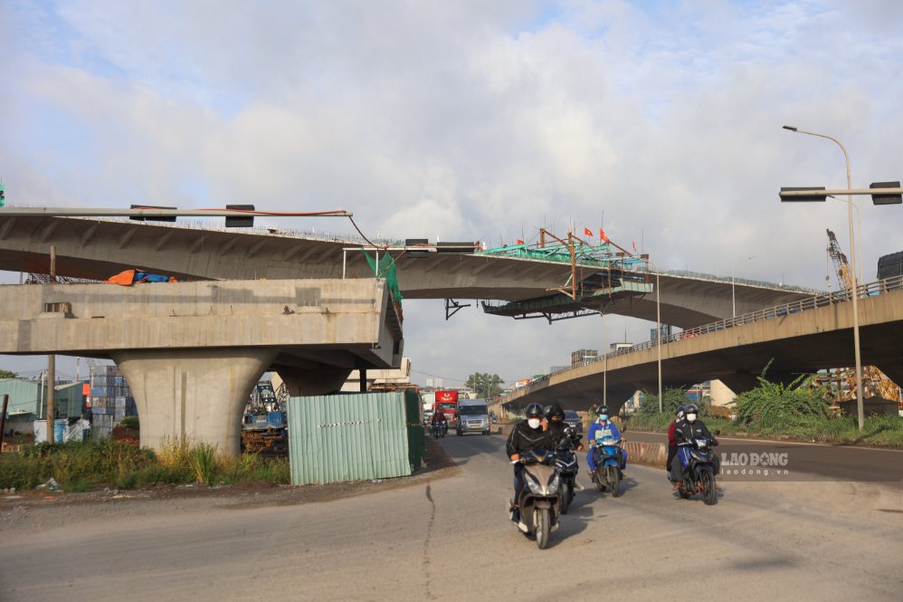 [Ảnh 8: Dầm cầu vượt thuộc nút giao Tân Vạn đã vươn qua trục Xa lộ Hà Nội.]  