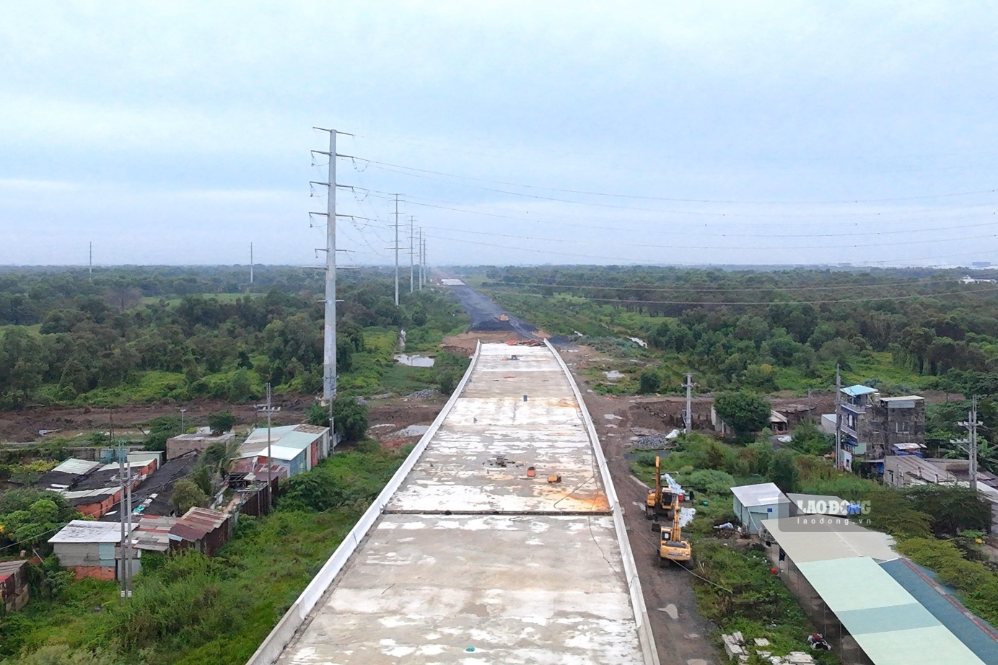 Đoạn cầu vượt qua đường Nguyễn Văn Bứa (xã Xuân Thới Sơn) cũng hoàn thành lắp dầm cầu. Ảnh: Anh Tú