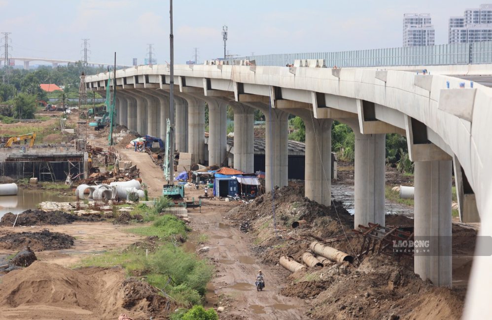 Toàn cảnh đoạn cầu cạn Vành đai 3 qua khu vực Vinhomes Grand Park, TPHCM đã hoàn thành. Anh Tú